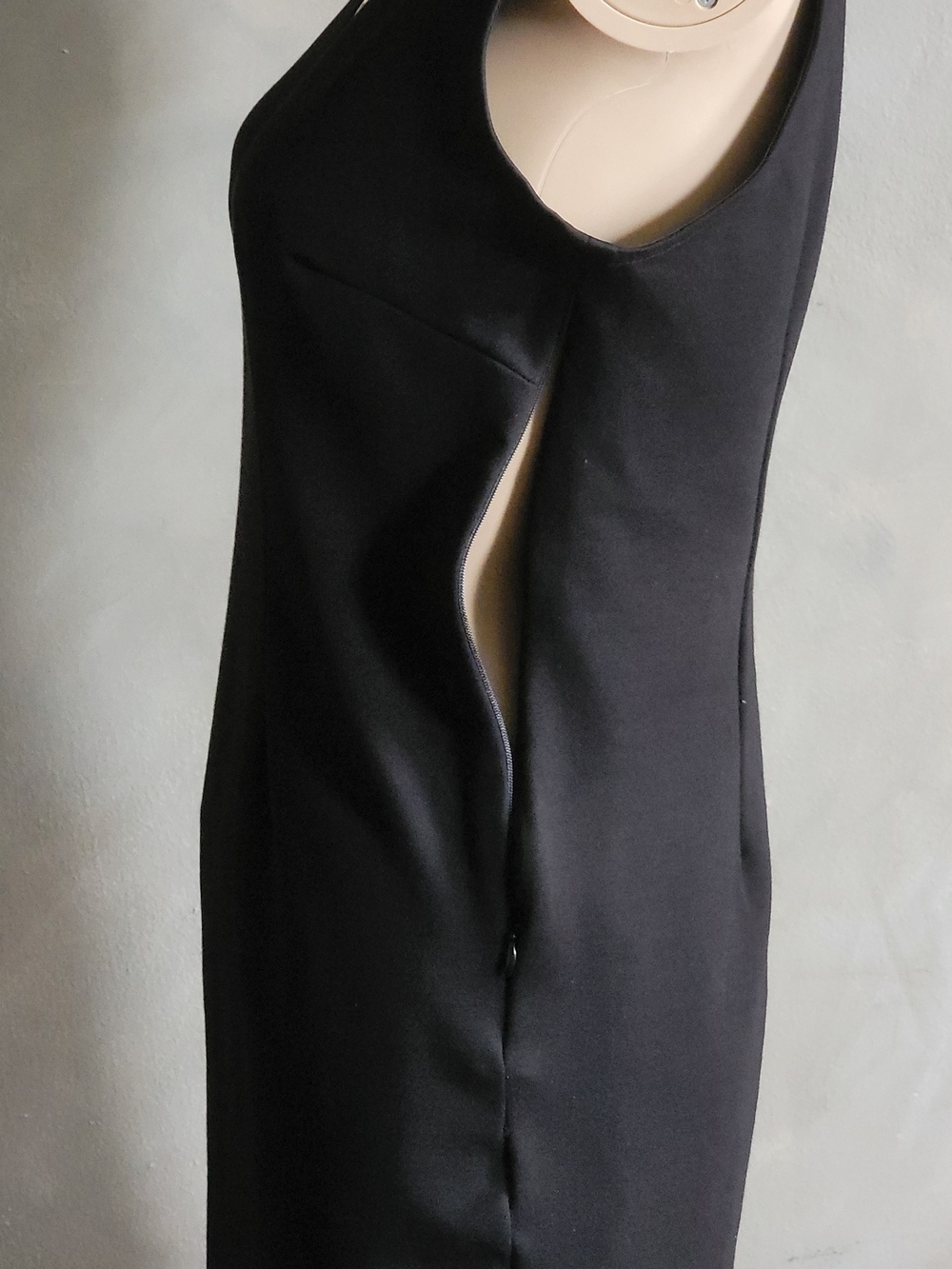 Romeo & Juliet Couture Black Sleeveless V-Neck Mini Dress M - Picture 4 of 5